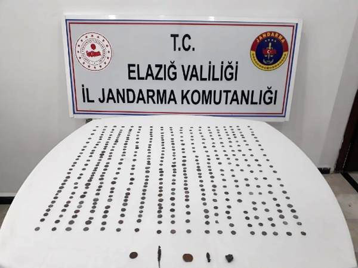 Jandarma alıcı gibi davranıp, Roma dönemine ait 460 sikkeyi ele geçirdi