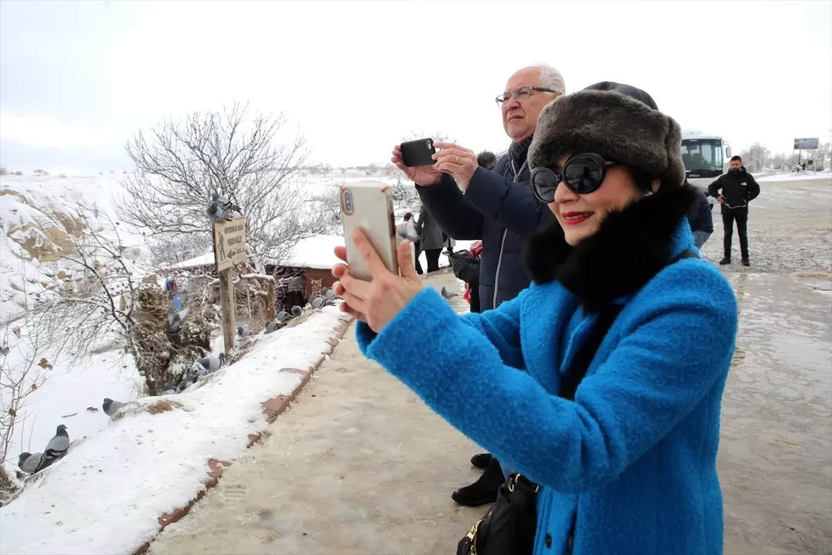 Kar altında beyaza bürünen Kapadokya turistleri hayran bırakıyor