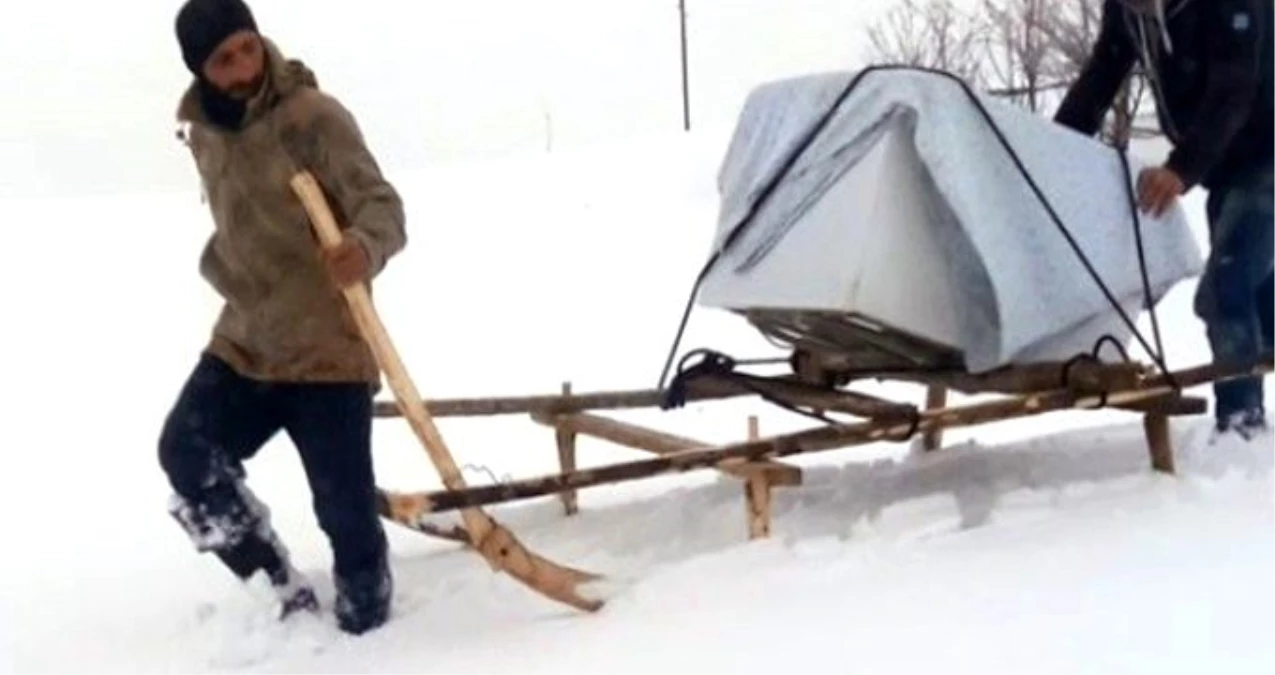 Kar yağışının esir aldığı kentte, arızalı bulaşık makinesi kızakla taşındı