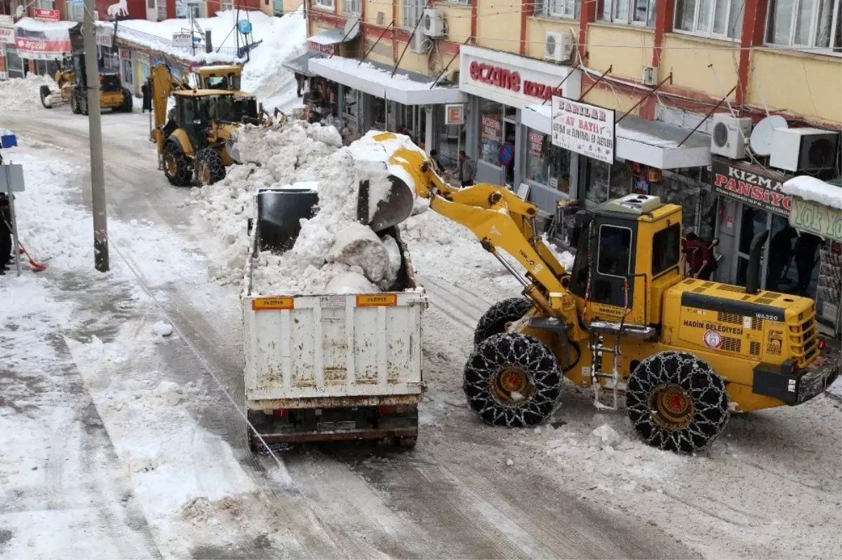 Kar yığınları kamyonlarla şehir dışına taşınıyor