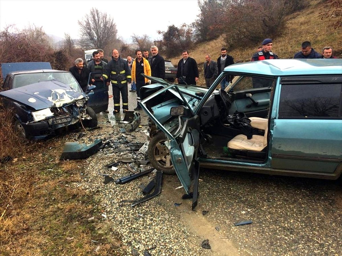 Kastamonu\'da çarpışan 2 otomobilin sürücüleri yaralandı