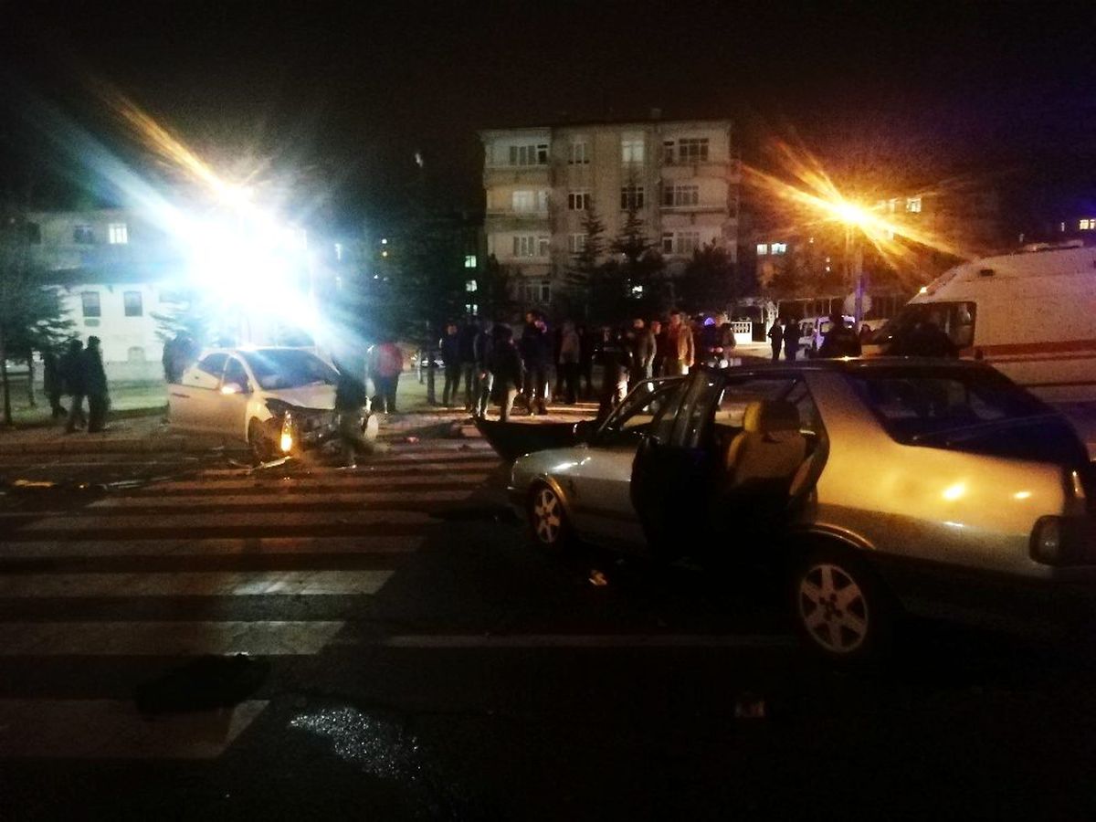 Kayseri\'de 2 araç kavşakta çarpıştı: 4 yaralı