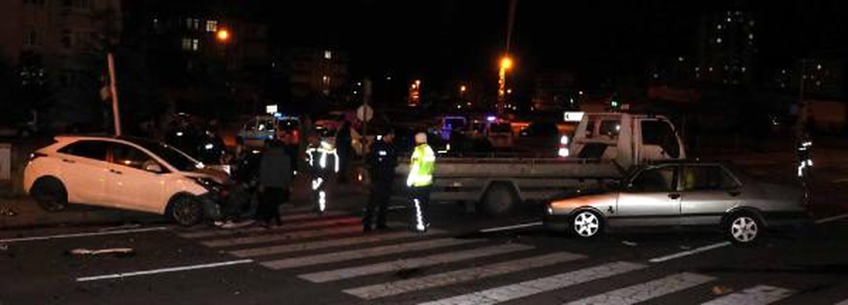 Kayseri\'de iki otomobil çarpıştı: 7 yaralı