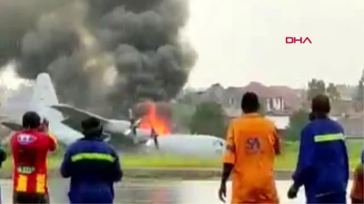Kongo\'da askeri uçak havaalanına gövde üstü indi... yanan uçaktaki yolcular tahliye edildi