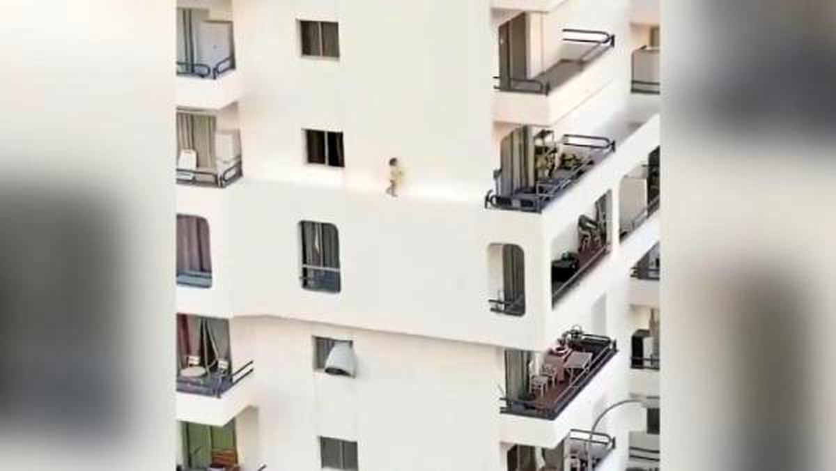 Küçük kız 4\'üncü katın dış cephesine çıktı… Tehlikeli anlar kamerada