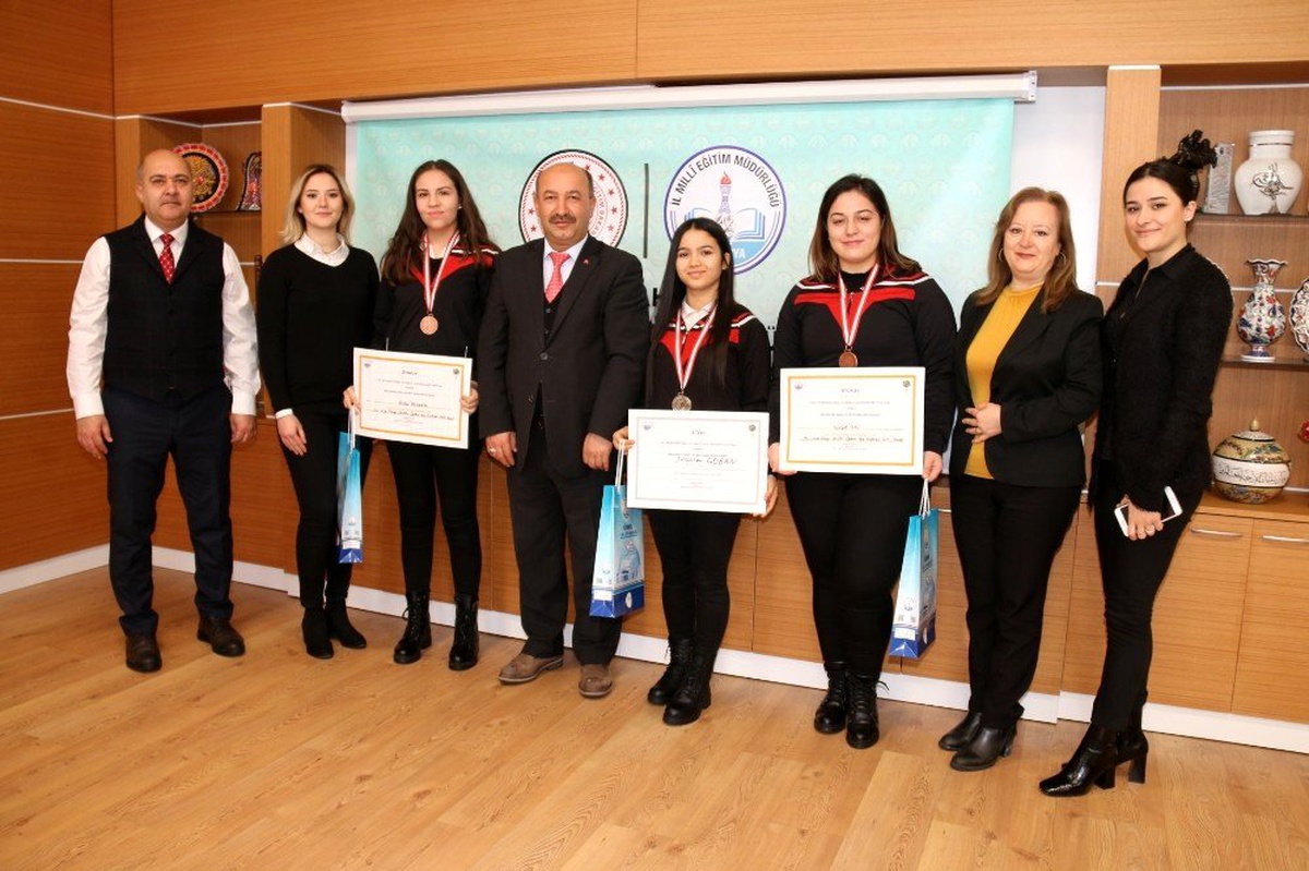 Madalyalı Hayme Ana MTAL öğrencilerinden Müdür Başyiğit\'e ziyaret