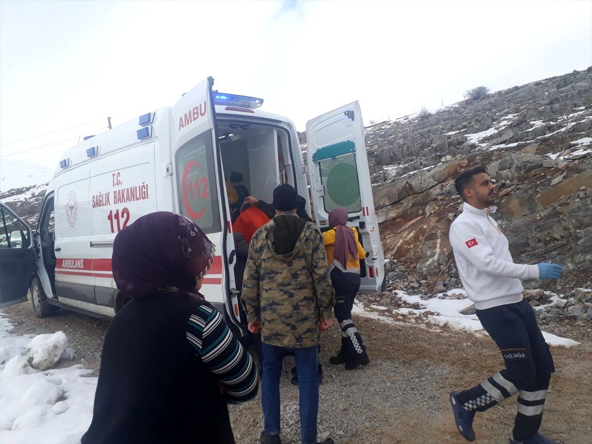 Malatya\'da kar nedeniyle ulaşılamayan felçli hasta için ekipler seferber oldu