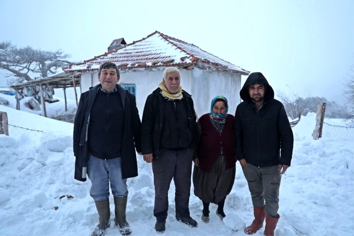 Manisa\'da 4 gündür karda mahsur kalan vatandaşlar kurtarıldı
