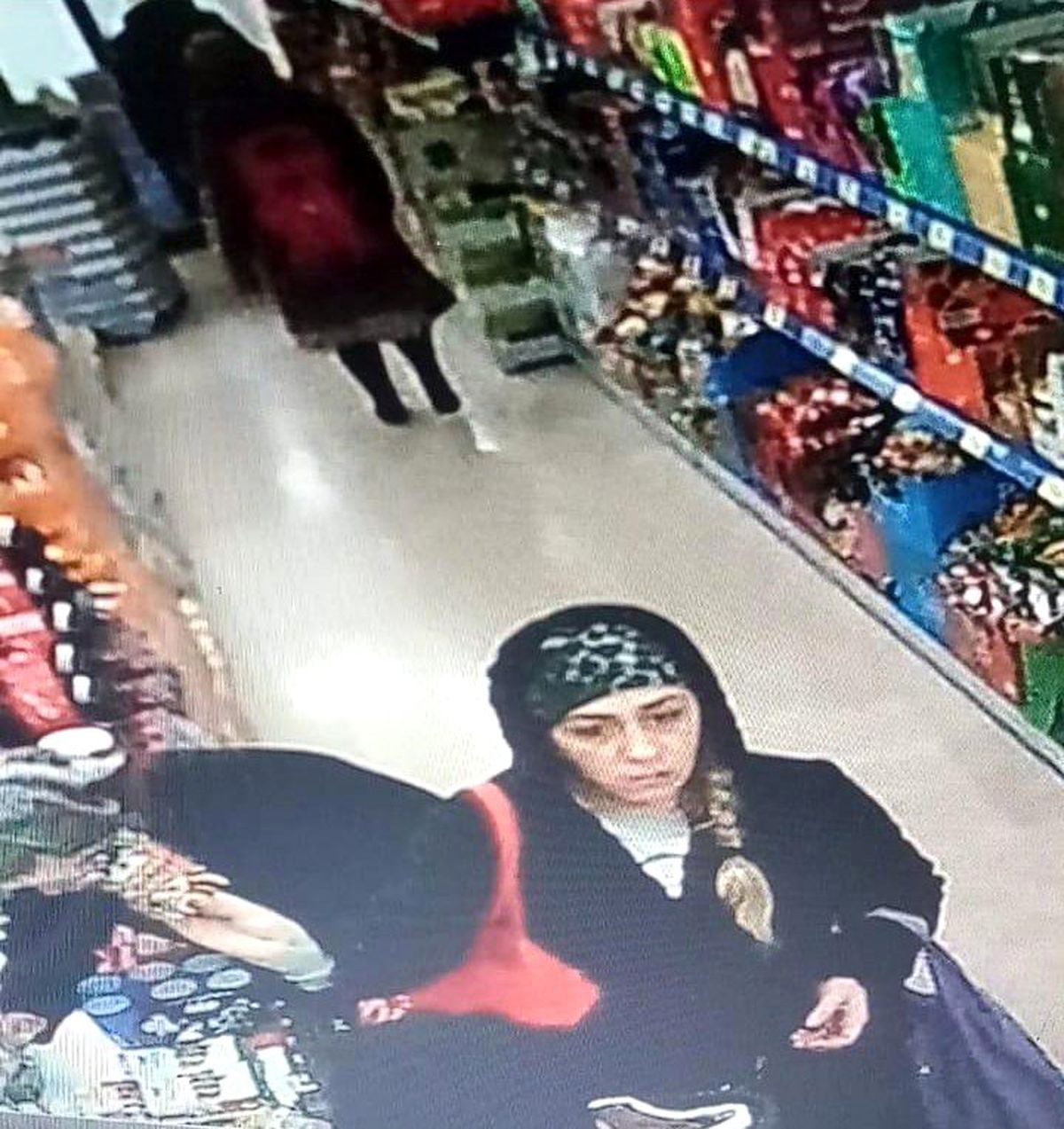 Markette unutulan cüzdanın sahibini arıyormuş gibi yaptı, cüzdandaki paraları çaldı