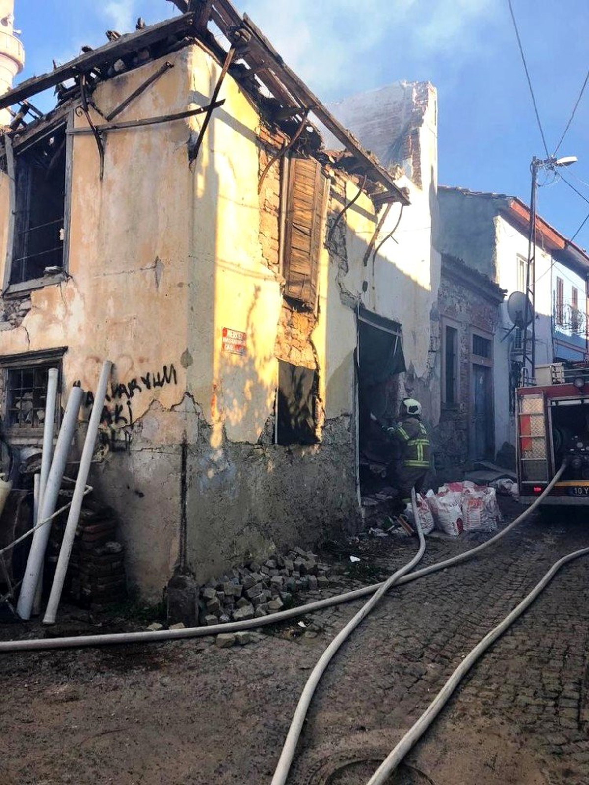Metruk bina hep yanıyor, itfaiye söndürüyor