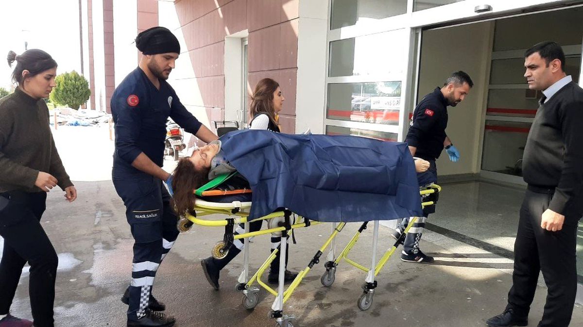 Minibüsün altında kalan kadın yaralandı