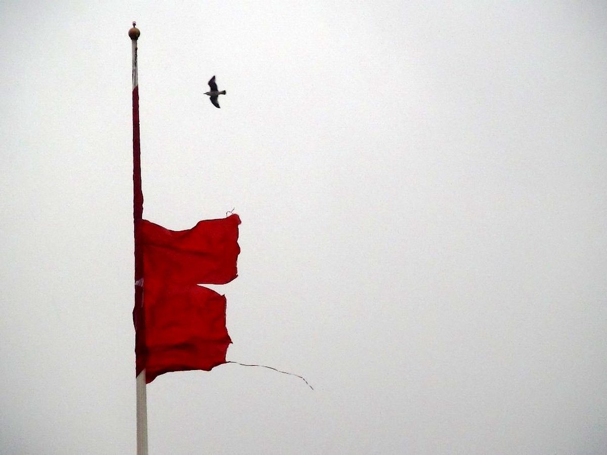(Özel) Taksim\'de yırtılan dev Türk bayrağı değiştirildi