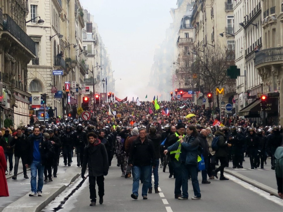 Paris\'te emeklilik reformu karşıtı gösteri