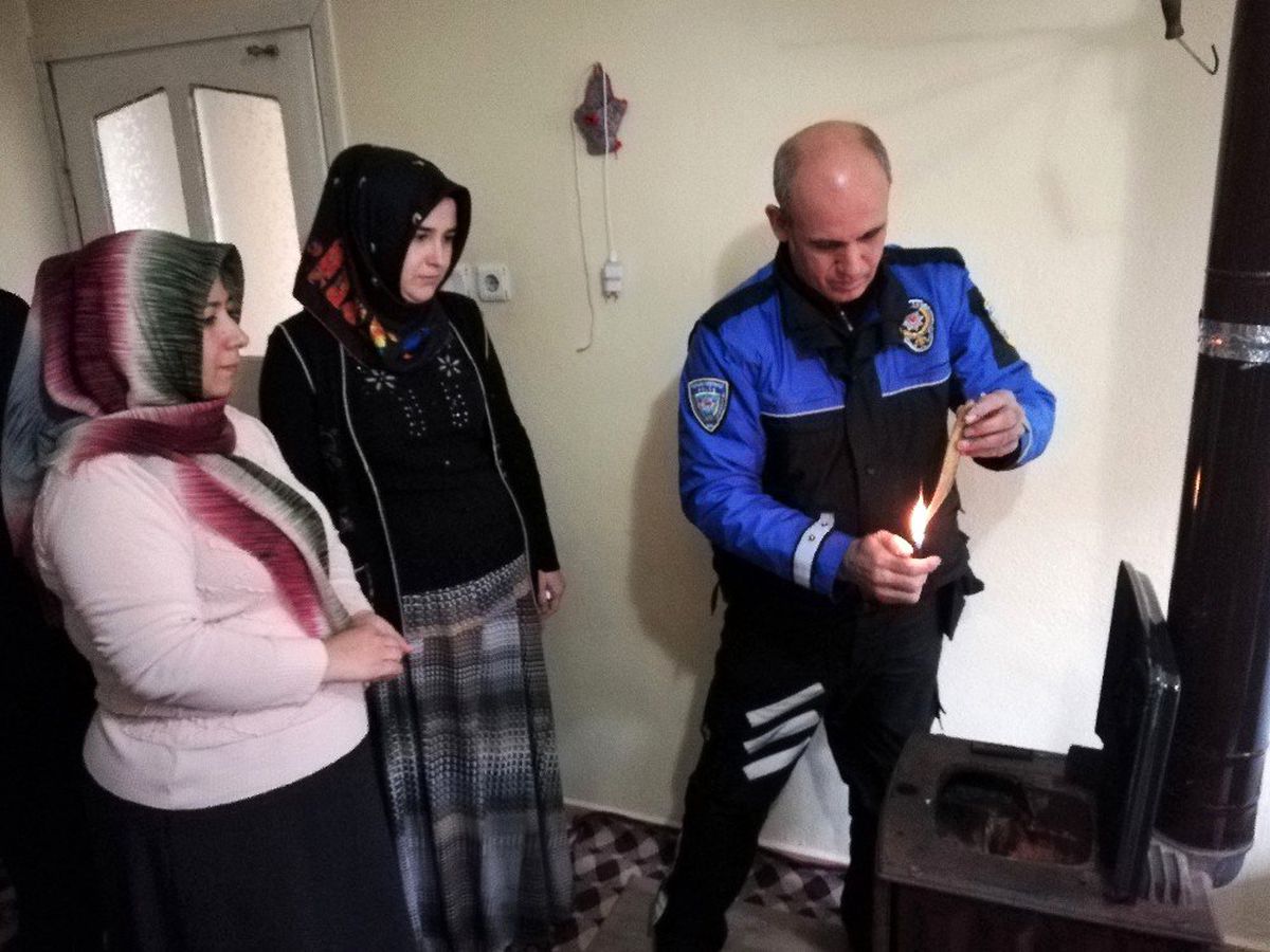 Polisten uygulamalı soba yakma eğitimi