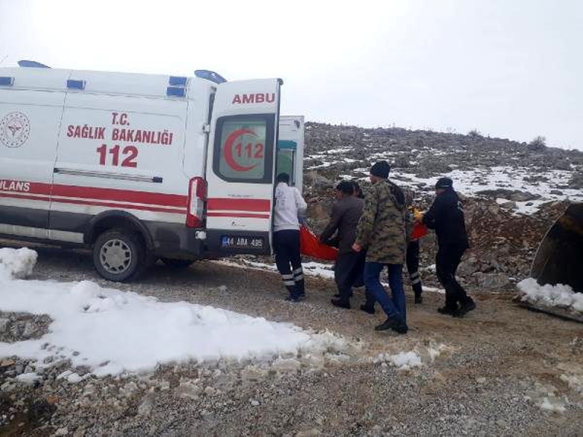 Rahatsızlanan kadın, karla kapanan yolun açılmasıyla hastaneye ulaştırıldı
