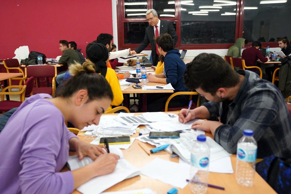 Rektör Budak\'tan sınav dönemindeki öğrencilere moral ziyareti