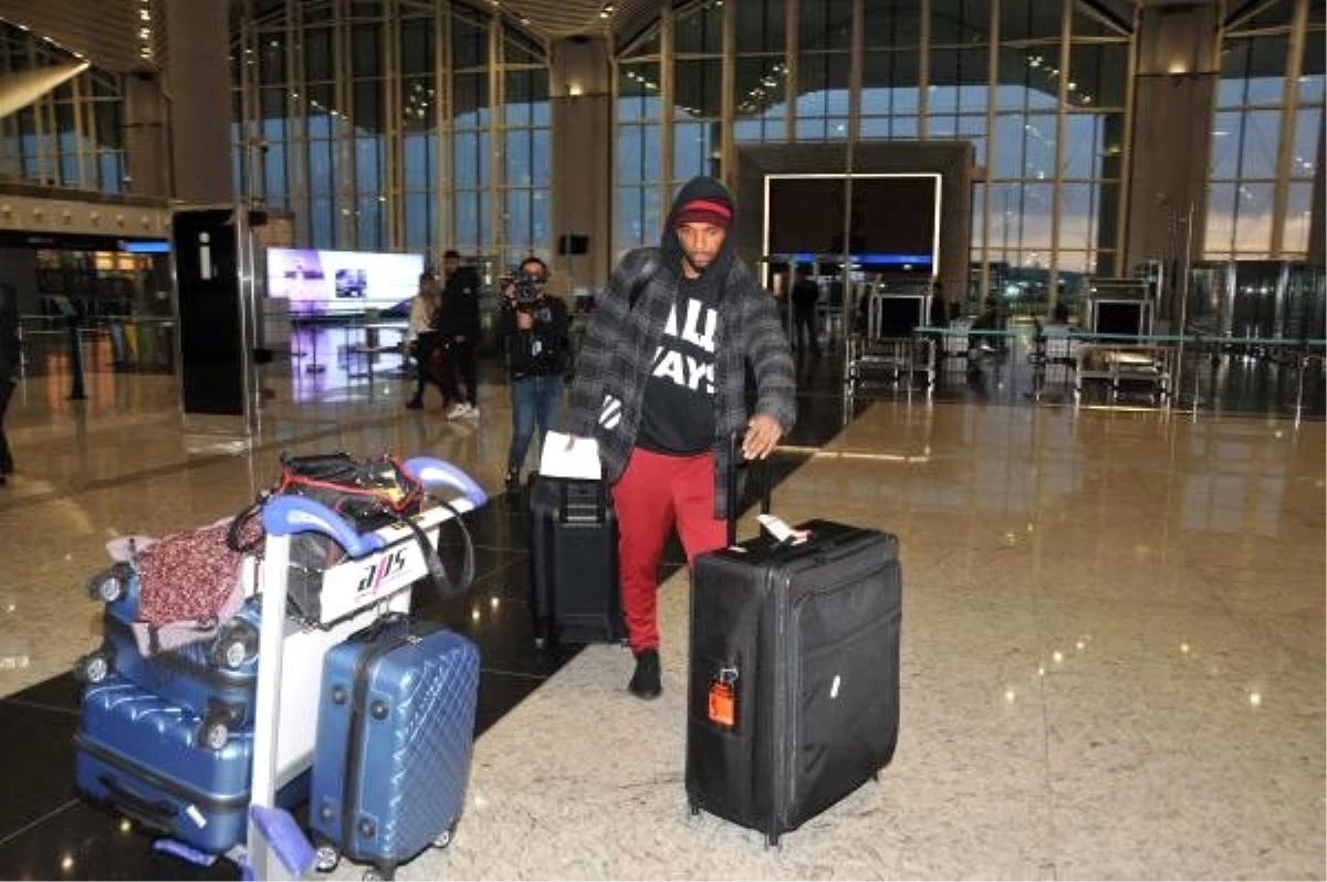 Ryan Babel, İstanbul\'dan ayrılmak üzere havalimanına geldi