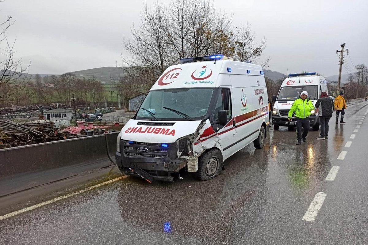 Samsun\'da ambulans ile otomobil çarpıştı: 4 yaralı