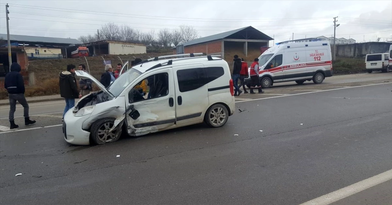 Samsun\'da hafif ticari araçla otomobil çarpıştı: 2 yaralı