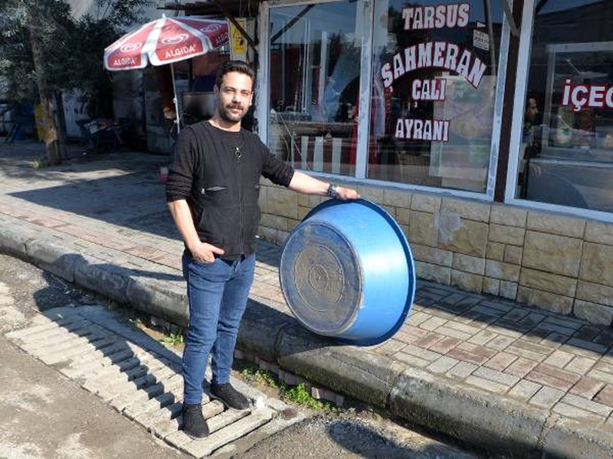 Selde leğenle ilerlerken görüntülenen esnaf: Su görünce dayanamıyorum