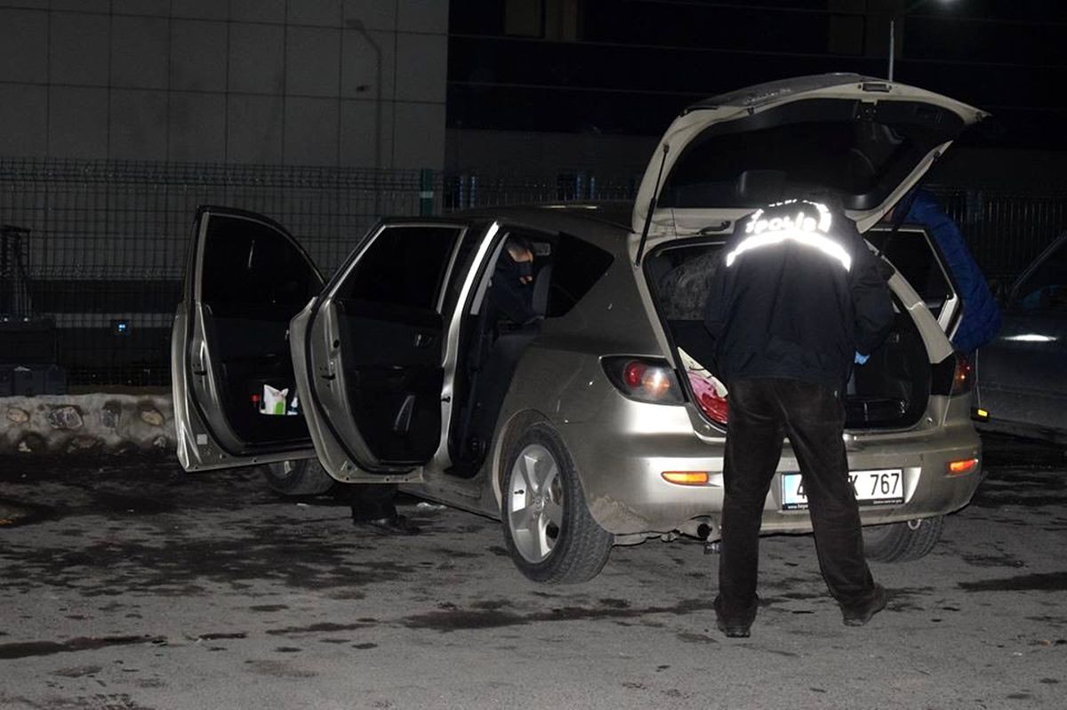 Seyir halindeki araçta silahla kazara kendini vurdu
