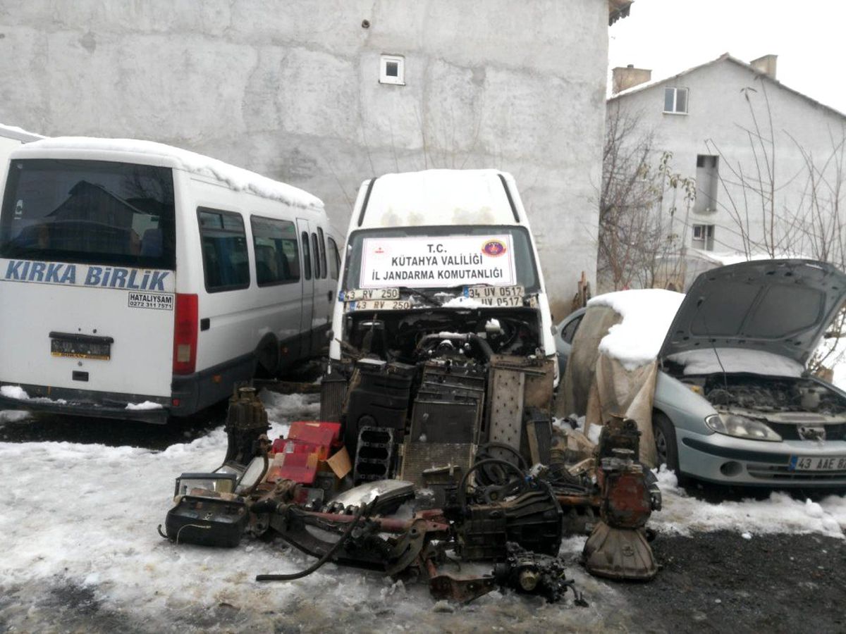 Simav\'da hacizli araçları parçalayanlara operasyon