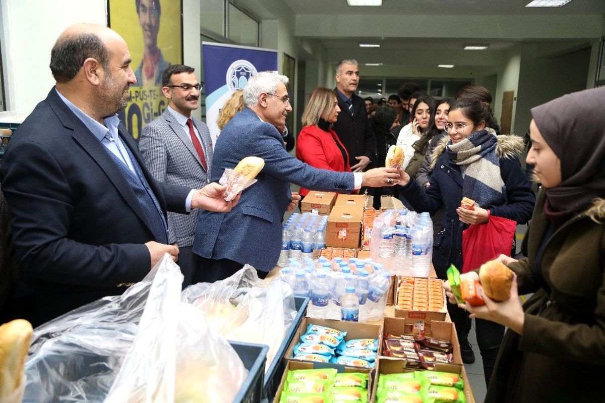 Sınava hazırlanan öğrencilere ikram