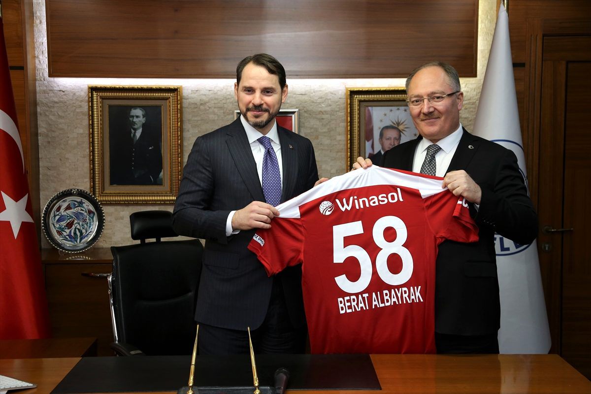 Sivas Belediye Başkanı Bilgin, Bakan Albayrak\'a Sivasspor forması hediye etti