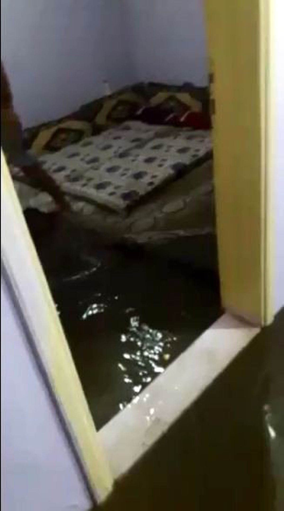 Siverek\'te evi kanalizasyon suyu bastı