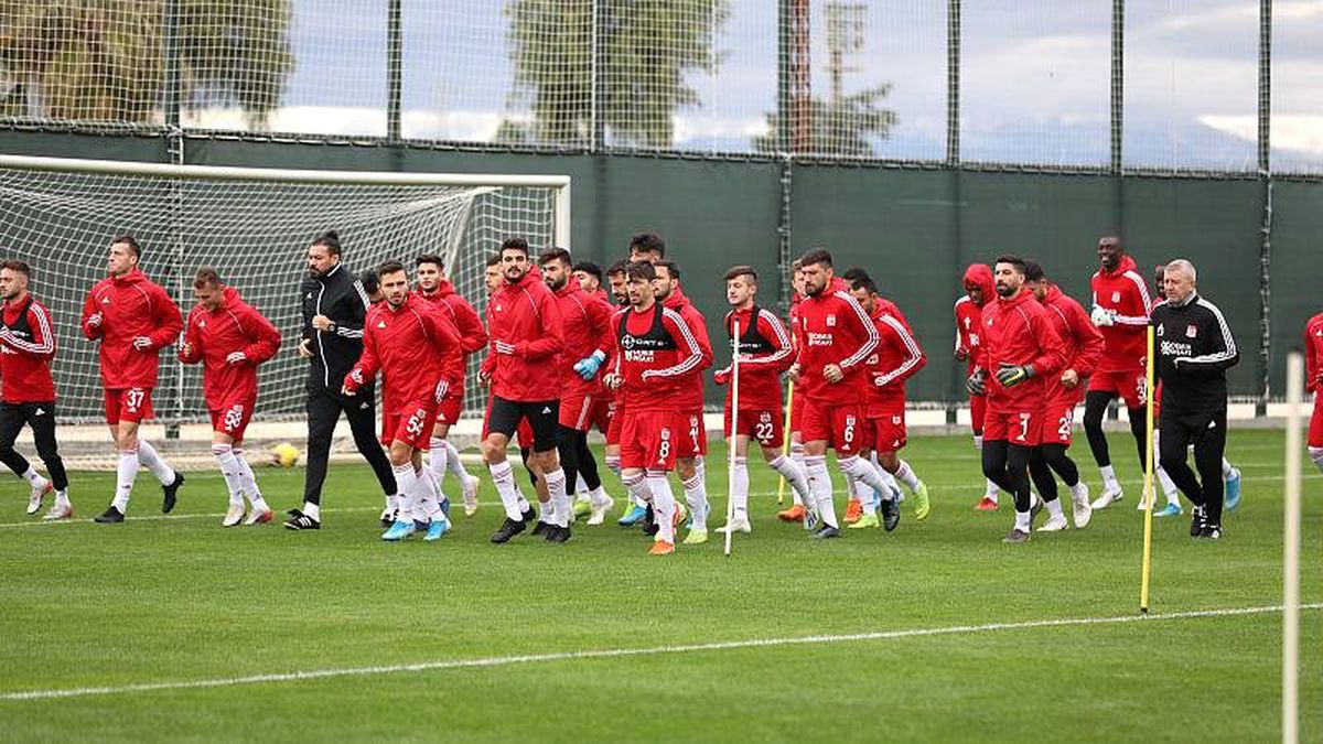 Yerli mi yabancı oyuncu mu? Türk futbolculara en fazla süre veren Sivasspor ilk yarının lideri