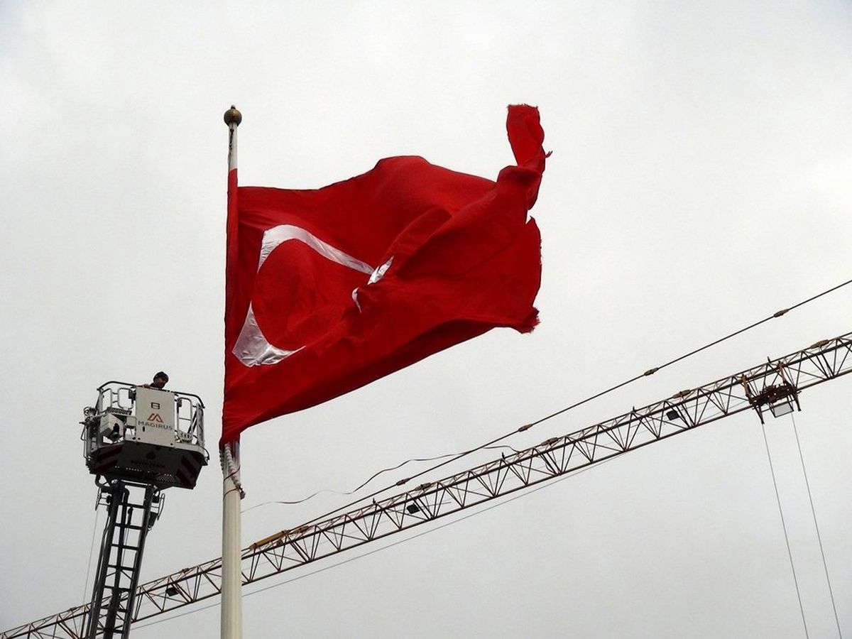 Taksim\'de yırtılan dev Türk bayrağı değiştirildi