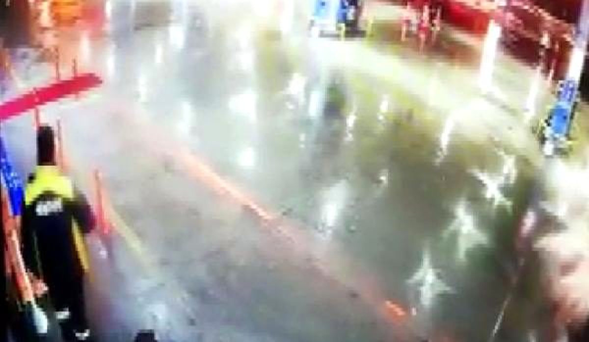 TIR\'ın akaryakıt istasyonu çalışanına çarpma anı güvenlik kamerasında