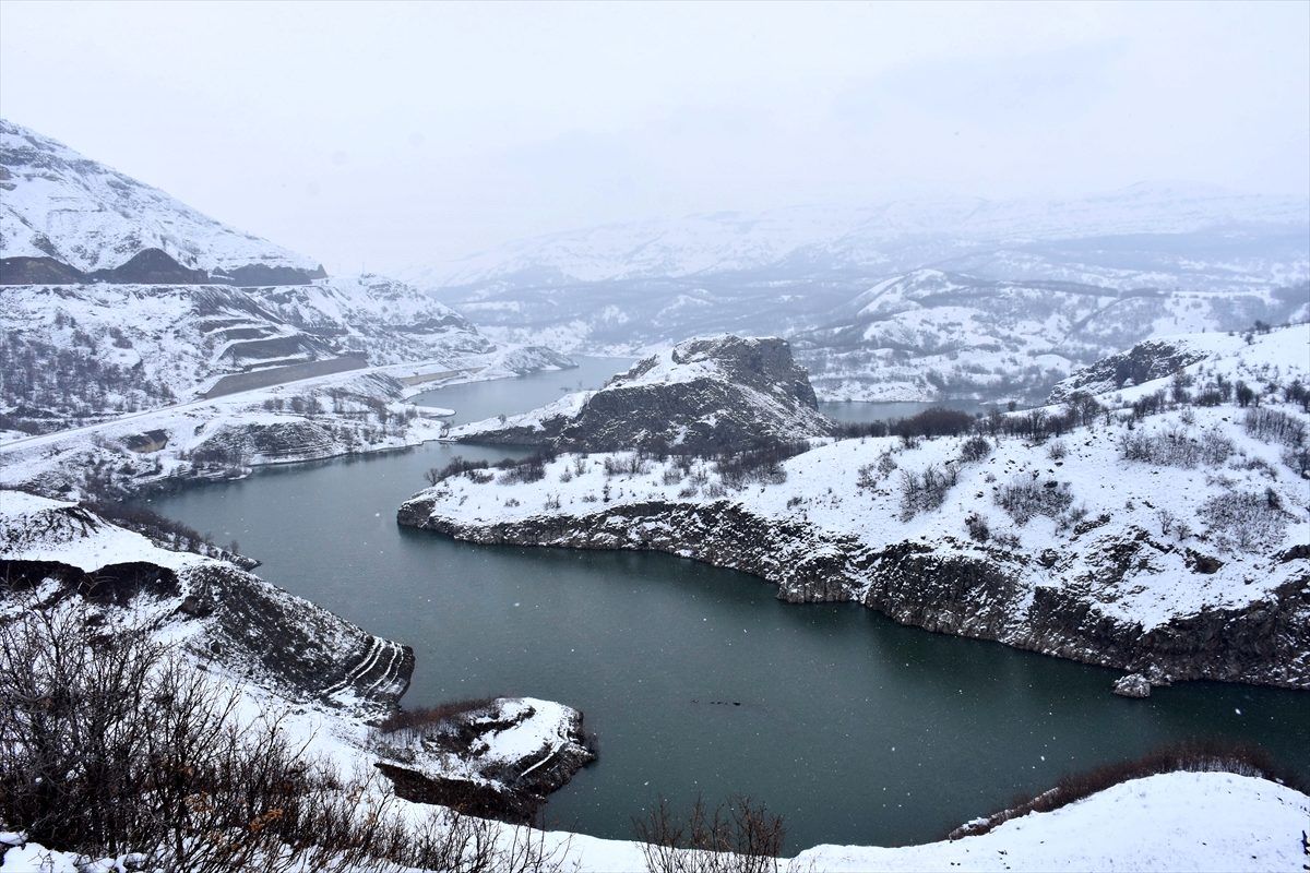 Van ve Bitlis\'te 18 yerleşim birimine ulaşım sağlanamıyor