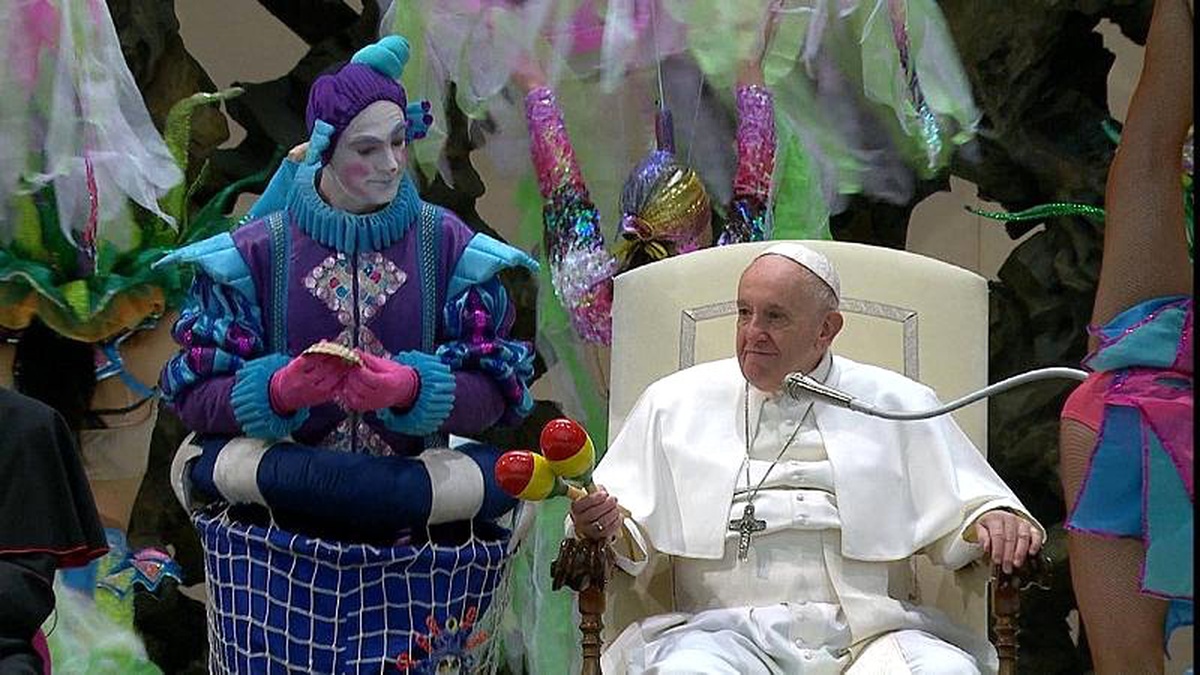 Vatikan\'da Papa\'nın huzurunda sirk gösterisi