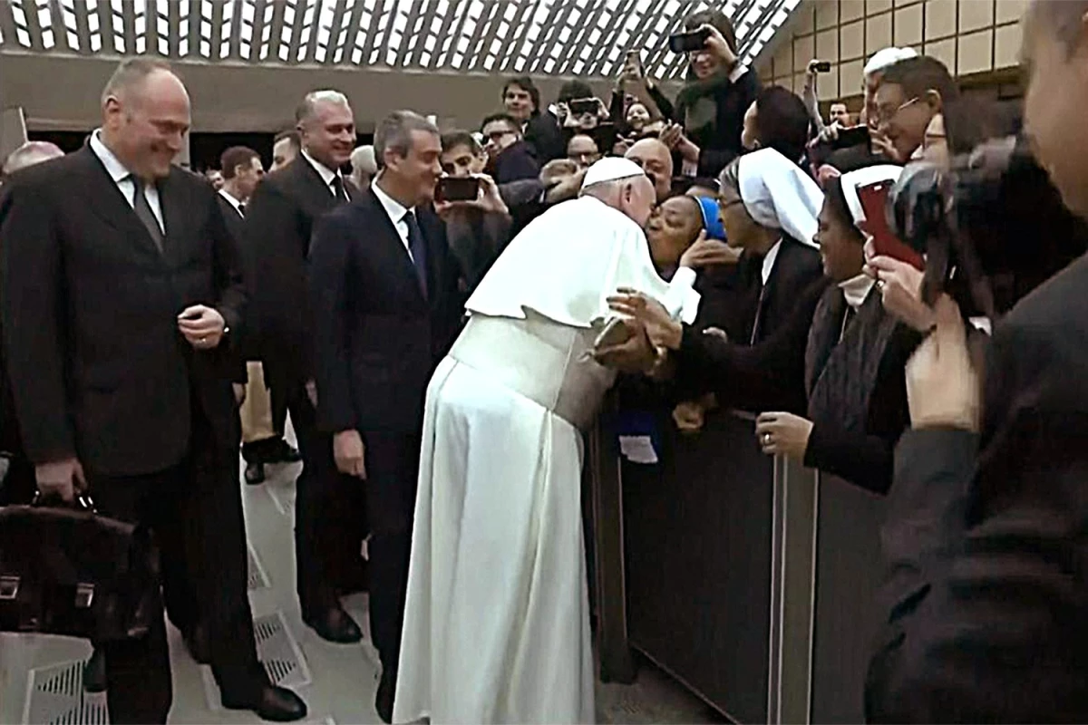 Papa Francis, bir rahibenin öpücük talebini "ısırmaması" şartıyla kabul etti