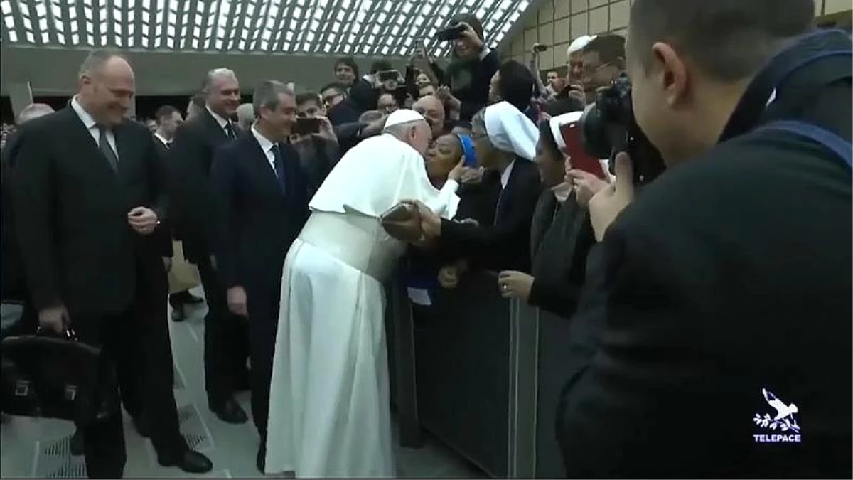 Video | Papa Francis bir rahibenin öpücük talebini \'ısırmaması\' şartıyla kabul etti