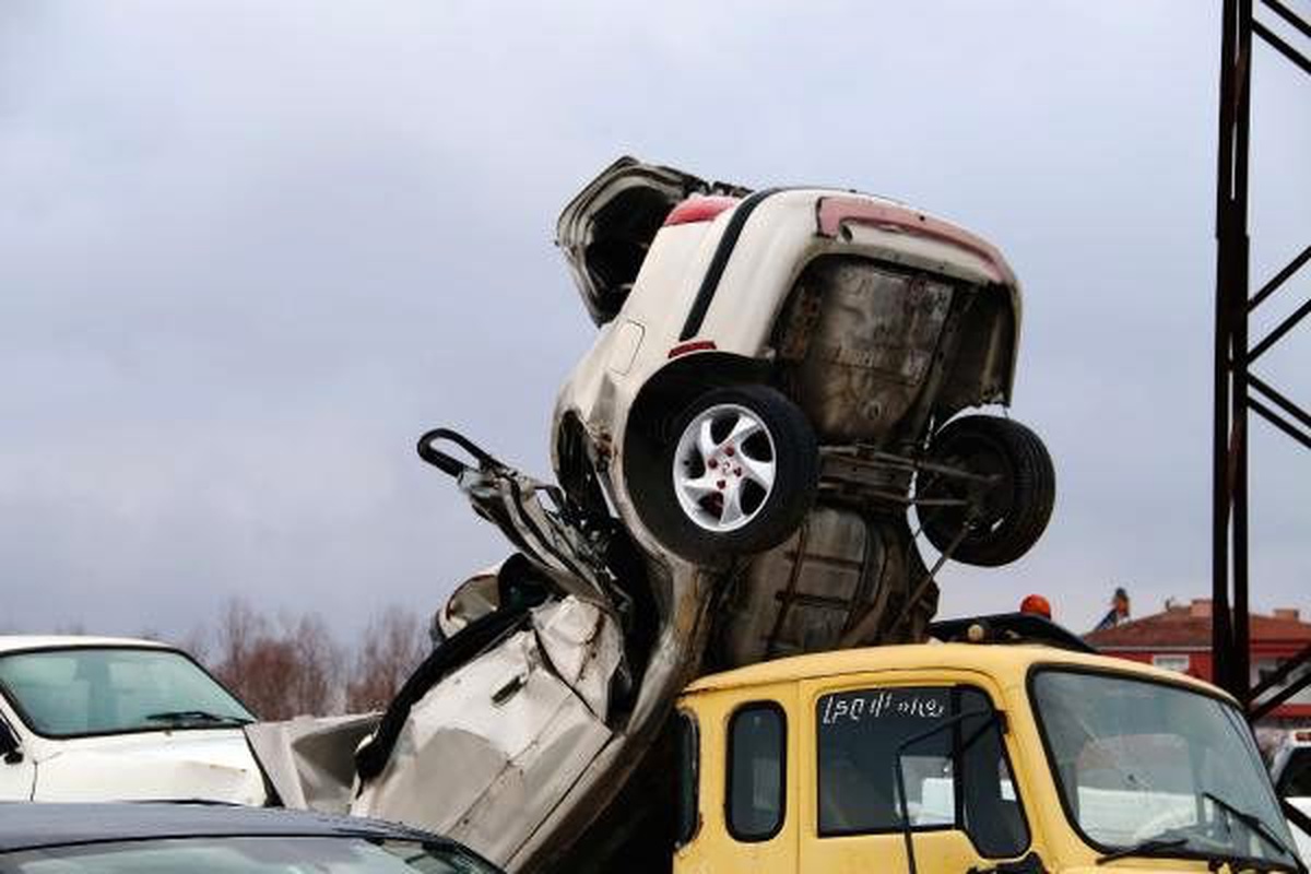 Yediemin otoparklarındaki araçlar, çürümeye terk edildi