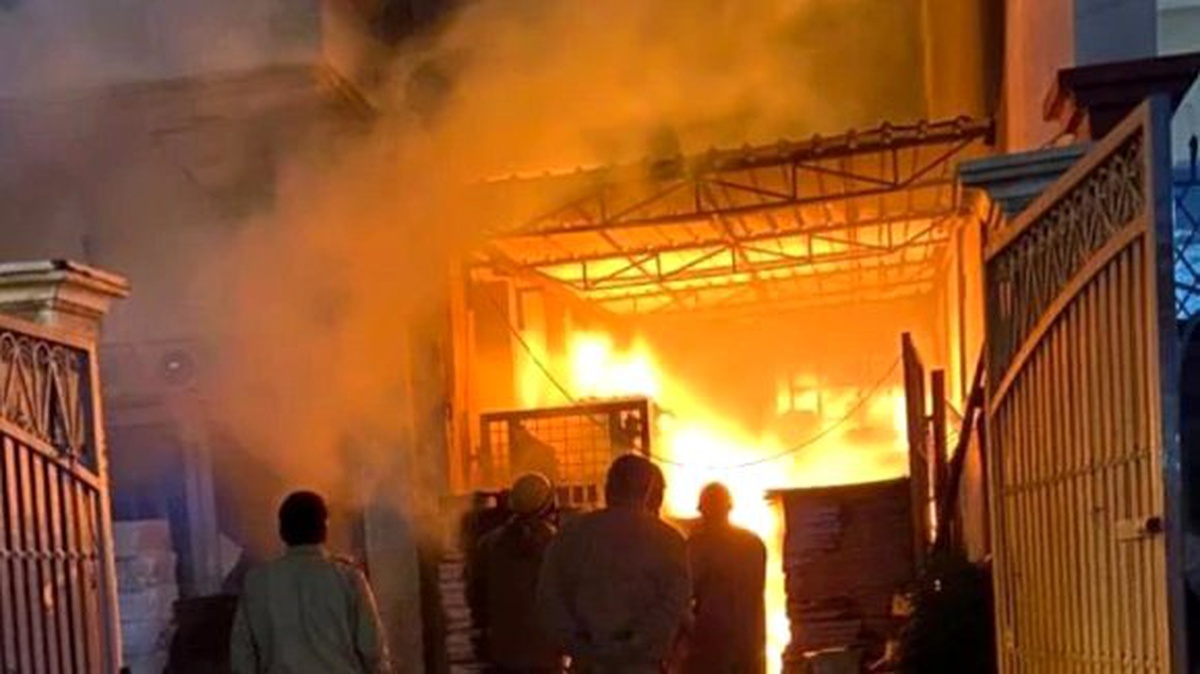 Yeni Delhi\'de kağıt fabrikasında yangın: 1 ölü