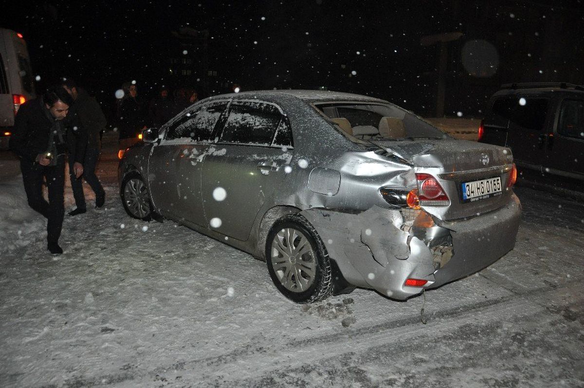 Yüksekova\'da maddi hasarlı trafik kazası
