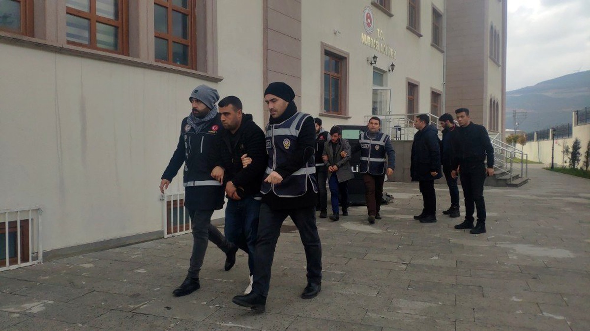 Zehir tacirlerine şafak operasyonu: 5 tutuklama