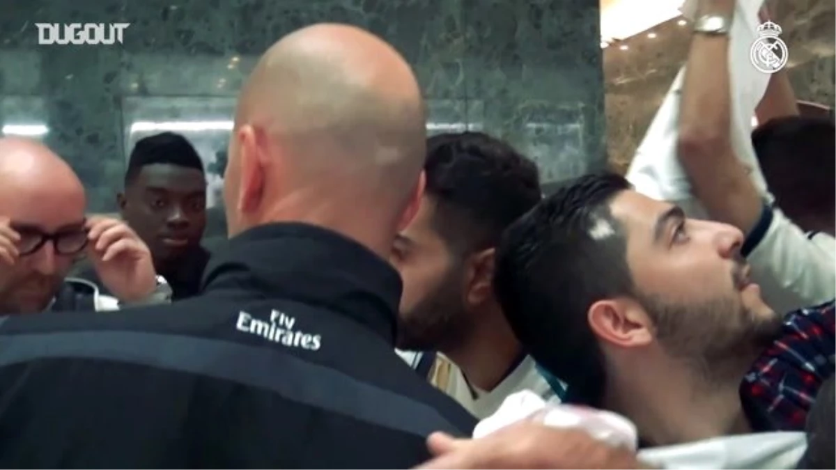 Zidane Suudi Taraftarlara İmza Dağıttı