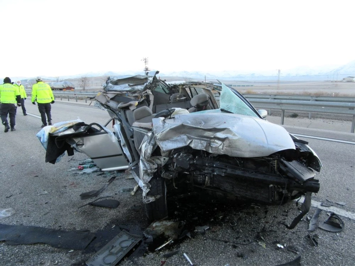 Afyonkarahisar\'da otomobil tıra çarptı: 1 ölü, 2 yaralı