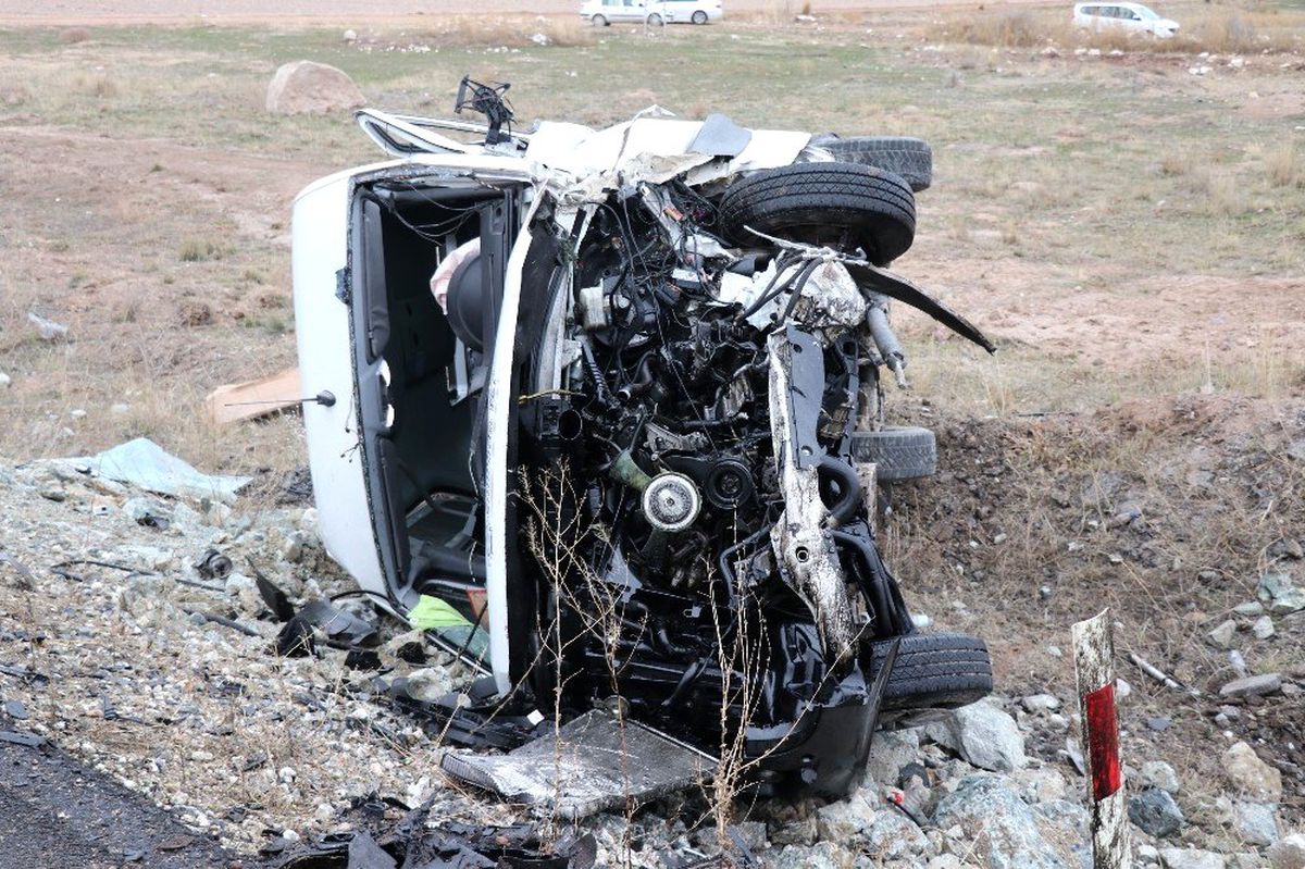 Aksaray\'da servis minibüsü ile otomobilin çarpışması sonucu meydana gelen kazada ilk belirlemelere...