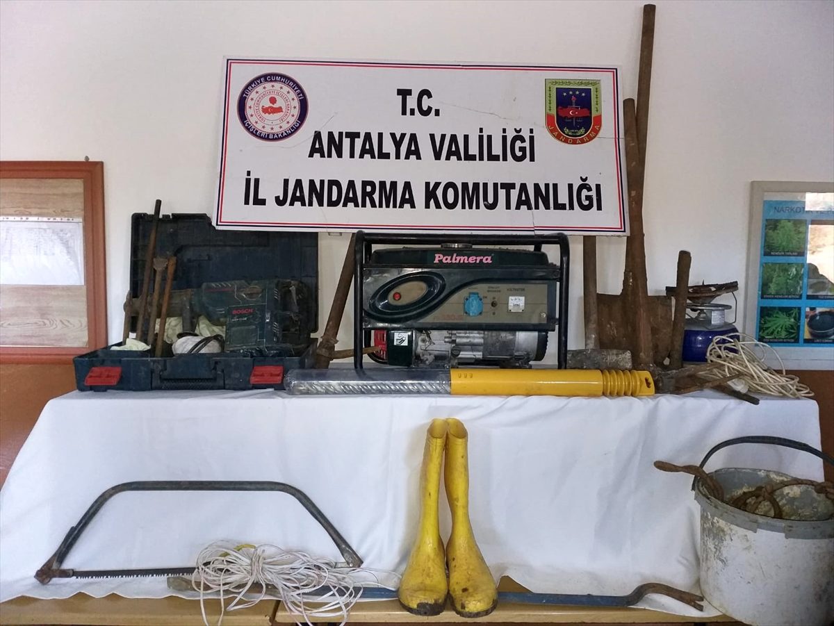Akseki\'de jandarmadan kaçak kazı operasyonu
