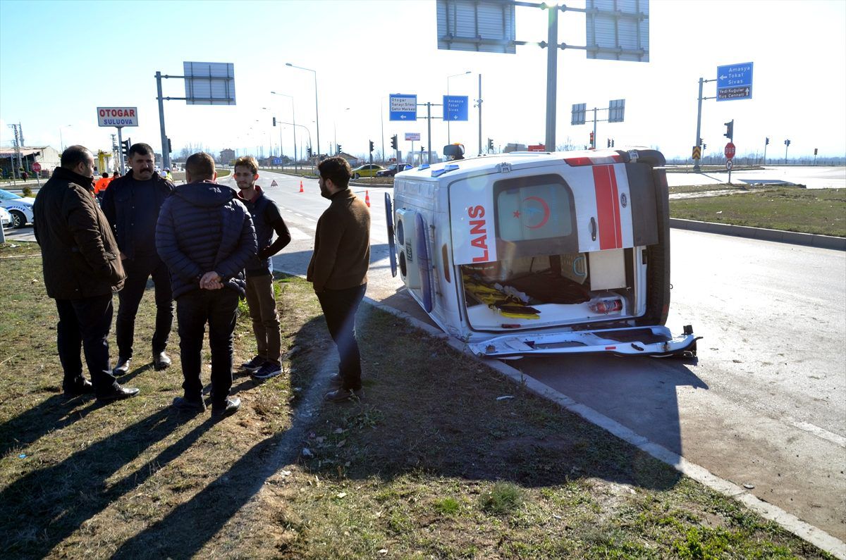 Amasya\'da ambulans kamyonetle çarpıştı: 5 yaralı