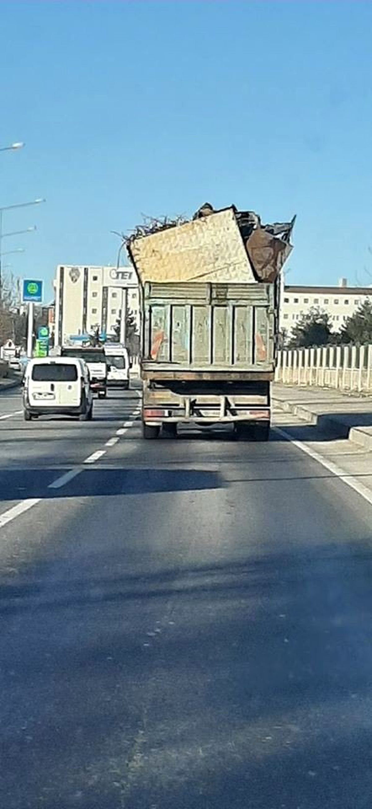 Aşırı yüklenmiş kamyon tehlike saçtı