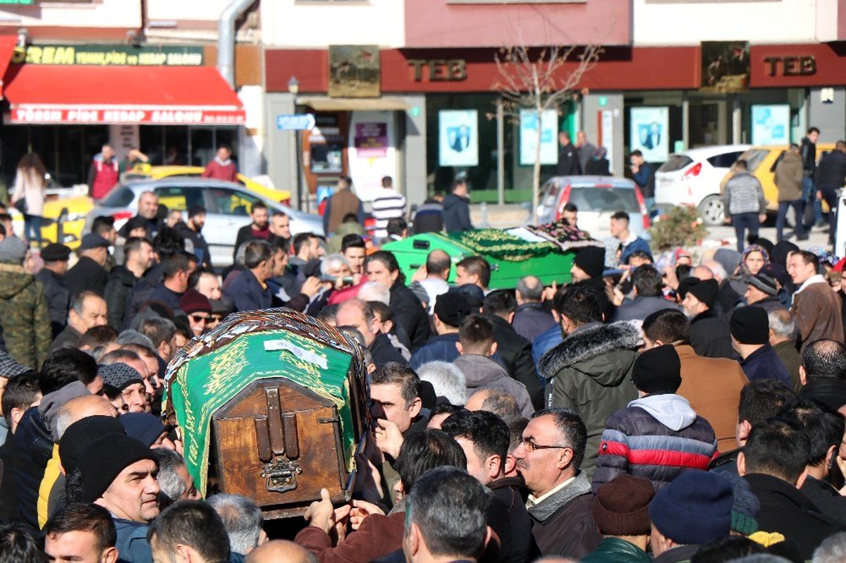 AVM yangınında hayatını kaybeden 2 kadın son yolculuğuna uğurlandı