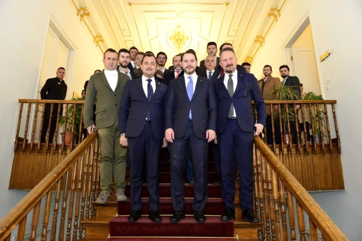 Bakan Albayrak ile çekilen fotoğraf Tekirdağ\'da tartışma konusu oldu