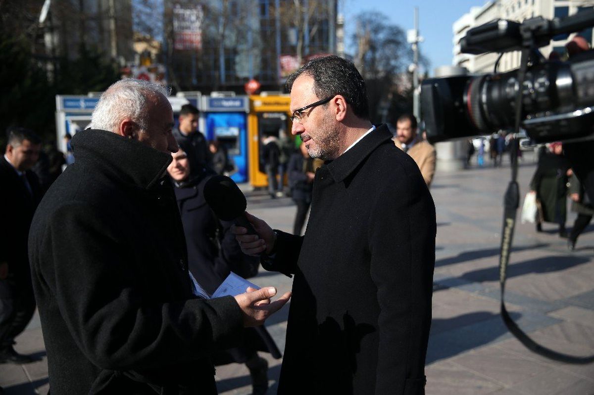 Bakan Kasapoğlu, Gazeteciler Günü\'nde muhabir oldu, sokağa çıktı