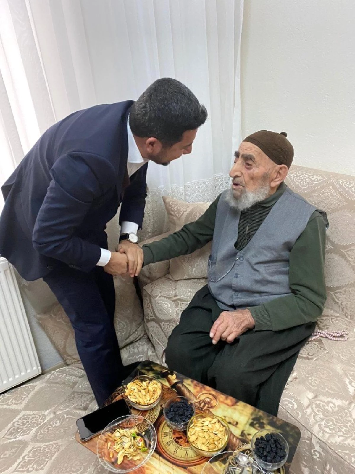Başkan Arı, Cumhurbaşkanı Erdoğan\'ı görmek isteyen 100 yaşındaki İbrahim dedeyi ziyaret etti
